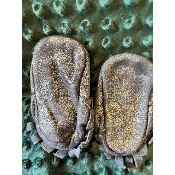 Freshly Picked Moccasins Size 2 1/2 2.5 dark pewter grey metallic shoes - Picture 2 of 4